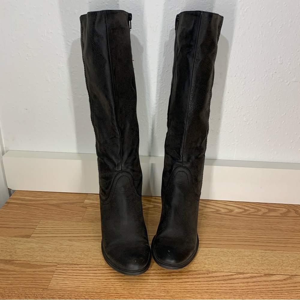 UNR8ED BLACK SUEDE KNEE-HIGH ZIPPUP BOOTS WITH ELASTIC BE AT THE CALF. SIZE 9